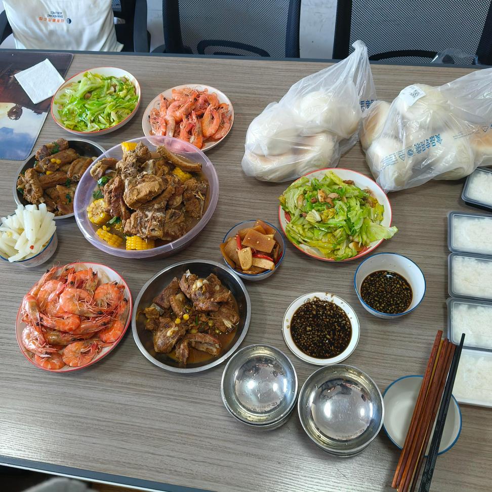 သူဌေးများသည်လူတိုင်းအတွက်နေ့လည်စာစားပါ။