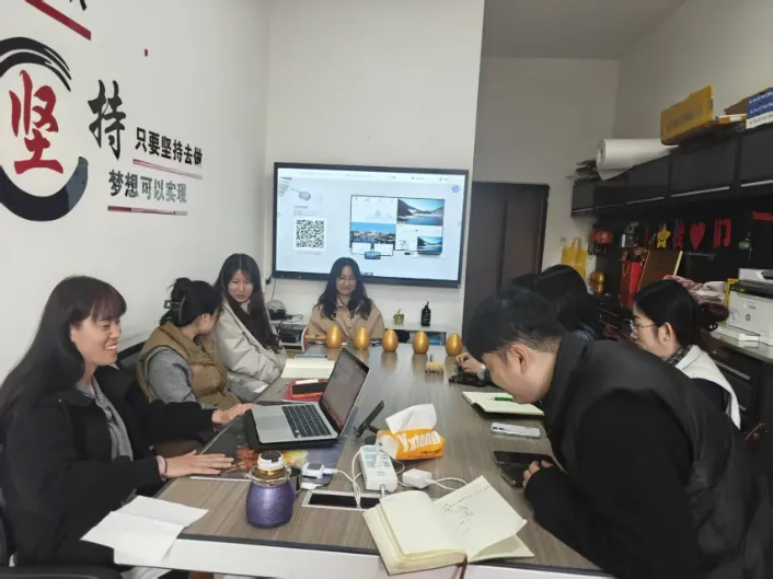 Jack သည် အရောင်းပန်းတိုင်သို့ရောက်ရှိပြီး ရွှေဥတစ်လုံးကို ရိုက်ခွဲလိုက်သည်။